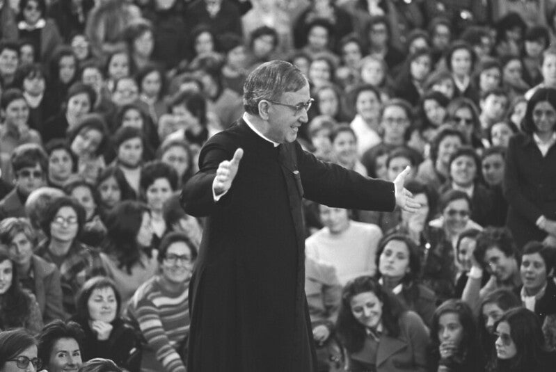 Fueling Your Lenten Fire: 7 Motivational Quotes from St. Josemaria on the Beauty of Sacrifice