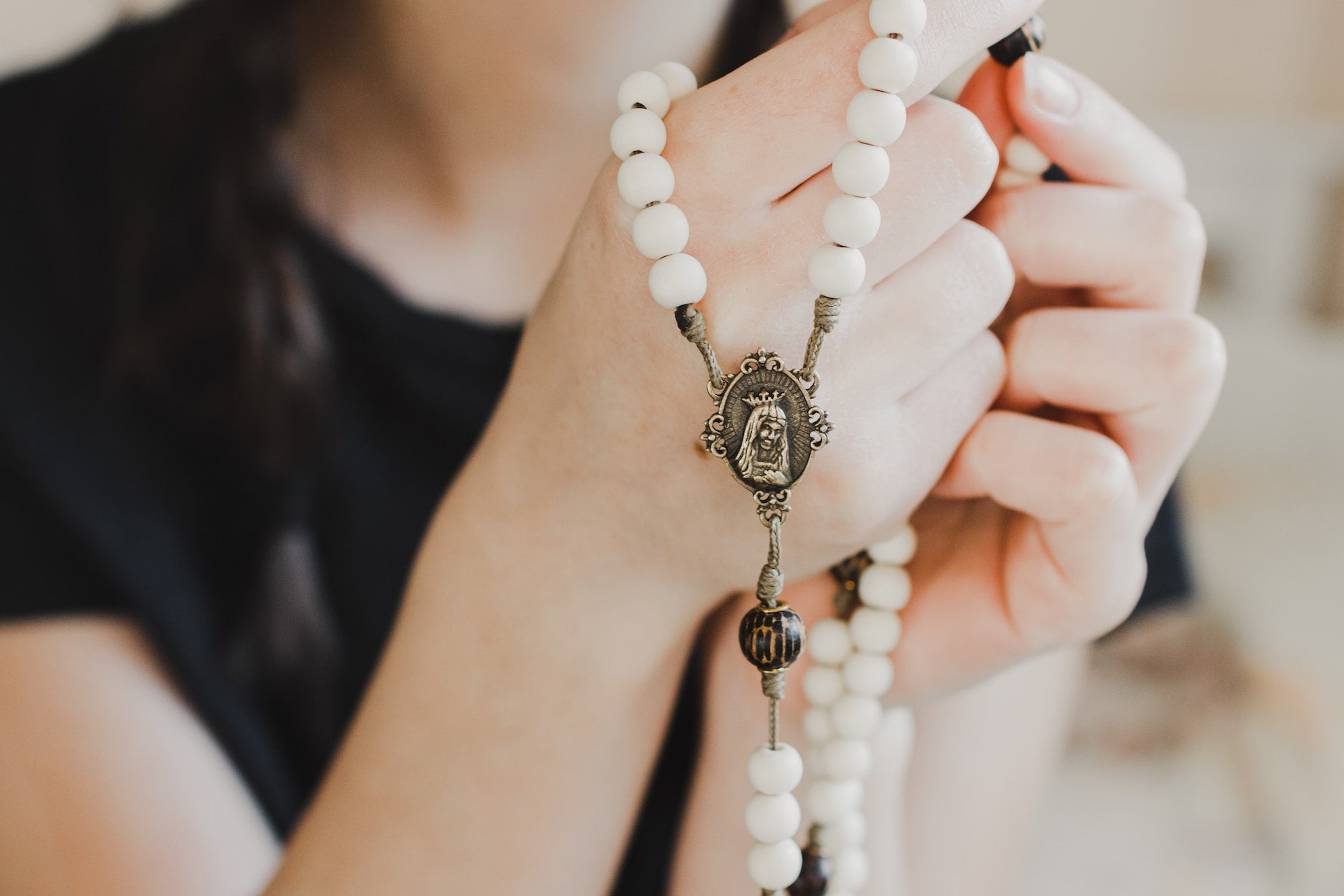 I'm Looking For A Book To: Grow in Devotion to the Rosary